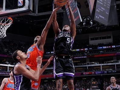 SACRAMENTO, CA - DECEMBER 14: De'Aaron Fox #5 of the Sacramento Kings grabs the rebound during the game against the Oklahoma City Thunder on December 14, 2023 at Golden 1 Center in Sacramento, California. NOTE TO USER: User expressly acknowledges and agrees that, by downloading and or using this Photograph, user is consenting to the terms and conditions of the Getty Images License Agreement. Mandatory Copyright Notice: Copyright 2023 NBAE (Photo by Rocky Widner/NBAE via Getty Images)