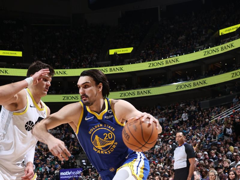 SALT LAKE CITY, UT - FEBRUARY 15: Dario Saric #20 of the Golden State Warriors drives to the basket during the game against the Utah Jazz on February 15, 2024 at Delta Center in Salt Lake City, Utah. NOTE TO USER: User expressly acknowledges and agrees that, by downloading and or using this Photograph, User is consenting to the terms and conditions of the Getty Images License Agreement. Mandatory Copyright Notice: Copyright 2024 NBAE (Photo by Melissa Majchrzak/NBAE via Getty Images)