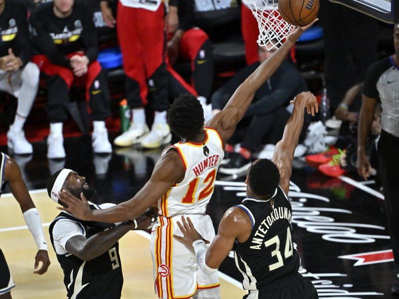 LAS VEGAS, NV - DECEMBER 14: De'Andre Hunter #12 of the Atlanta Hawks drives to the basket during the game against the Milwaukee Bucks during the Emirates NBA Cup Semifinal game on December 14, 2024 at T-Mobile Arena in Las Vegas, Nevada. NOTE TO USER: User expressly acknowledges and agrees that, by downloading and/or using this Photograph, user is consenting to the terms and conditions of the Getty Images License Agreement. Mandatory Copyright Notice: Copyright 2024 NBAE (Photo by David Becker/NBAE via Getty Images)