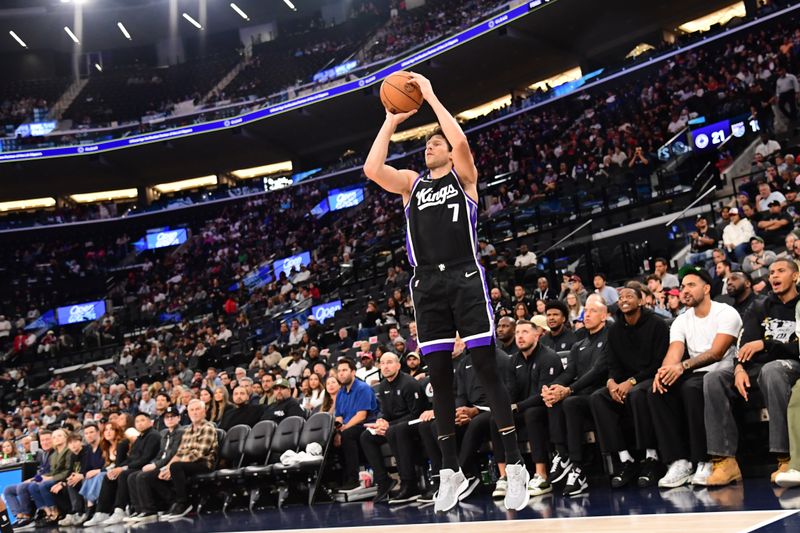 INGLEWOOD, CA - OCTOBER 17: Jalen McDaniels #7 of the Sacramento Kings shoots a three point basket during the game against the LA Clippers during a NBA Preseason game on October 17, 2024 at Intuit Dome in Los Angeles, California. NOTE TO USER: User expressly acknowledges and agrees that, by downloading and/or using this Photograph, user is consenting to the terms and conditions of the Getty Images License Agreement. Mandatory Copyright Notice: Copyright 2024 NBAE (Photo by Adam Pantozzi/NBAE via Getty Images)