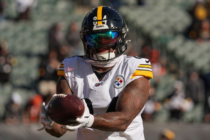 Pittsburgh Steelers running back Cordarrelle Patterson warms up before an NFL football game against the Cincinnati Bengals, Sunday, Dec. 1, 2024, in Cincinnati. (AP Photo/Joshua A. Bickel)