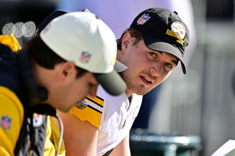 Pittsburgh Steelers quarterback Kenny Pickett in action during an NFL football game against the Philadelphia Eagles, Sunday, Oct. 30, 2022, in Philadelphia. (AP Photo/Derik Hamilton)