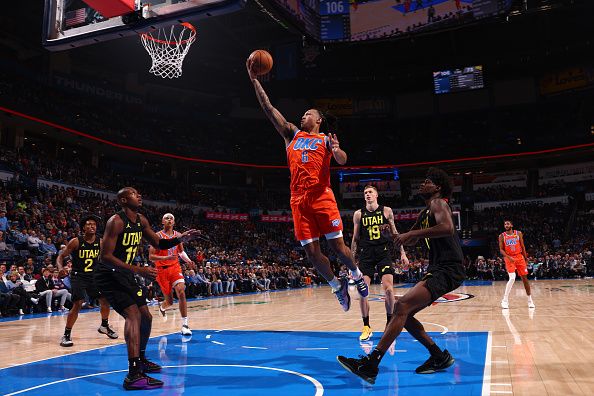 OKLAHOMA CITY, OK - DECEMBER 11: Jaylin Williams #6 of the Oklahoma City Thunder drives to the basket during the game against the Utah Jazz on December 11, 2023 at Paycom Arena in Oklahoma City, Oklahoma. NOTE TO USER: User expressly acknowledges and agrees that, by downloading and or using this photograph, User is consenting to the terms and conditions of the Getty Images License Agreement. Mandatory Copyright Notice: Copyright 2023 NBAE (Photo by Zach Beeker/NBAE via Getty Images)