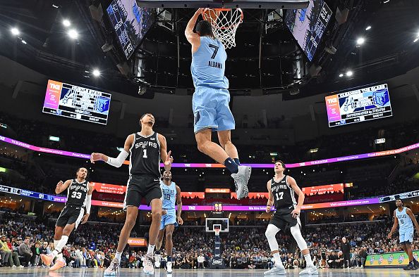 MEMPHIS, TENNESSEE - JANUARY 02: Santi Aldama #7 of the Memphis Grizzlies dunks during the game against Victor Wembanyama #1 of the San Antonio Spurs at FedExForum on January 02, 2024 in Memphis, Tennessee. NOTE TO USER: User expressly acknowledges and agrees that, by downloading and or using this photograph, User is consenting to the terms and conditions of the Getty Images License Agreement. (Photo by Justin Ford/Getty Images)