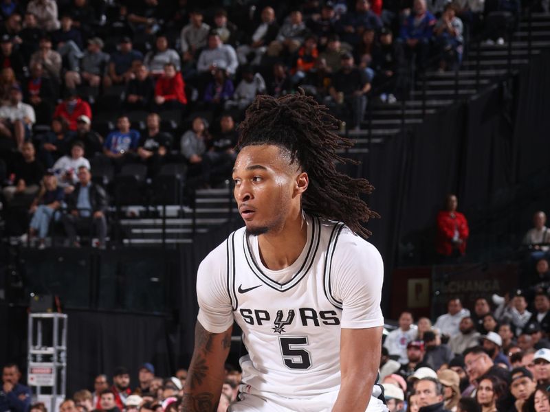 INGLEWOOD, CA - NOVEMBER 4: Stephon Castle #5 of the San Antonio Spurs dribbles the ball during the game against the LA Clippers on November 4, 2024 at Intuit Dome in Los Angeles, California. NOTE TO USER: User expressly acknowledges and agrees that, by downloading and/or using this Photograph, user is consenting to the terms and conditions of the Getty Images License Agreement. Mandatory Copyright Notice: Copyright 2024 NBAE (Photo by Nathaniel S. Butler/NBAE via Getty Images)