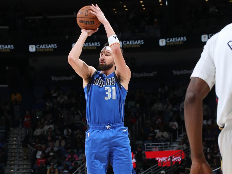 NEW ORLEANS, LA - JANUARY 15:  Klay Thompson #31 of the Dallas Mavericks shoots a three point basket during the game on January 15, 2025 at the Smoothie King Center in New Orleans, Louisiana. NOTE TO USER: User expressly acknowledges and agrees that, by downloading and or using this Photograph, user is consenting to the terms and conditions of the Getty Images License Agreement. Mandatory Copyright Notice: Copyright 2025 NBAE (Photo by Layne Murdoch Jr./NBAE via Getty Images)