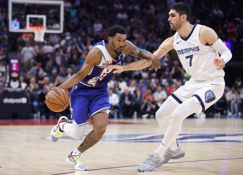 SACRAMENTO, CALIFORNIA - MARCH 18: Malik Monk #0 of the Sacramento Kings drives to the basket against Santi Aldama #7 of the Memphis Grizzlies in overtime at Golden 1 Center on March 18, 2024 in Sacramento, California. NOTE TO USER: User expressly acknowledges and agrees that, by downloading and or using this photograph, User is consenting to the terms and conditions of the Getty Images License Agreement. (Photo by Lachlan Cunningham/Getty Images)