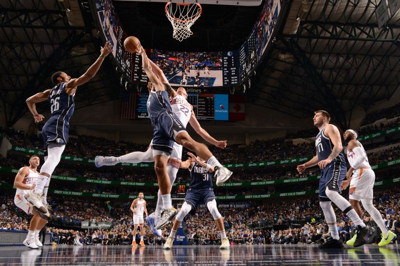 DALLAS, TX - NOVEMBER 8: Quentin Grimes #5 of the Dallas Mavericks blocks the ball during the game against the Phoenix Suns on November 6, 2024 at the American Airlines Center in Dallas, Texas. NOTE TO USER: User expressly acknowledges and agrees that, by downloading and or using this photograph, User is consenting to the terms and conditions of the Getty Images License Agreement. Mandatory Copyright Notice: Copyright 2024 NBAE (Photo by Glenn James/NBAE via Getty Images)