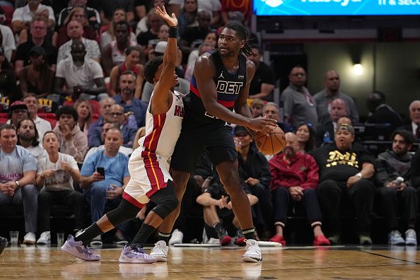 MIAMI, FL - OCTOBER 25: Isaiah Stewart #28 of the Detroit Pistons looks to pass the ball against the Miami Heat on October 25, 2023 at Kaseya Center in Miami, Florida. NOTE TO USER: User expressly acknowledges and agrees that, by downloading and or using this Photograph, user is consenting to the terms and conditions of the Getty Images License Agreement. Mandatory Copyright Notice: Copyright 2023 NBAE (Photo by Eric Espada/NBAE via Getty Images)