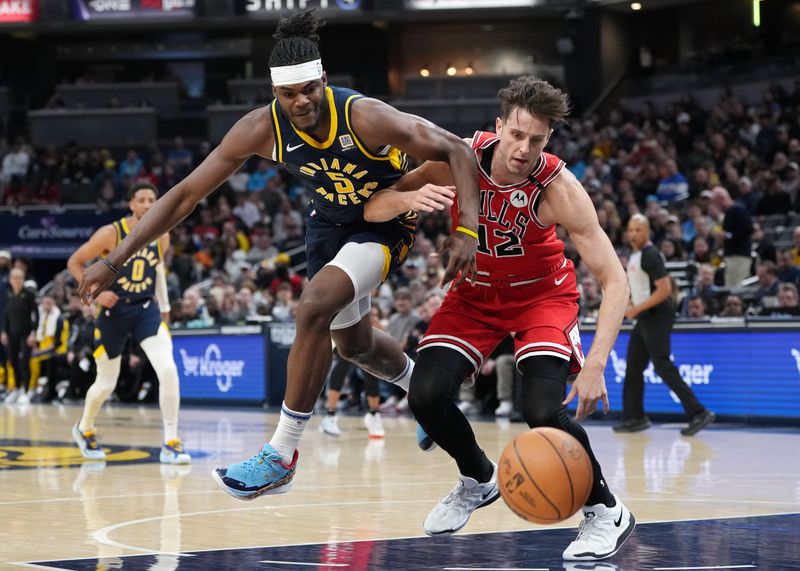 INDIANAPOLIS, INDIANA - MARCH 02: Jarace Walker #5 of the Indiana Pacers and Zach Collins #12 of the Chicago Bulls chase after a loose ball in the first quarter at Gainbridge Fieldhouse on March 02, 2025 in Indianapolis, Indiana. NOTE TO USER: User expressly acknowledges and agrees that, by downloading and or using this photograph, User is consenting to the terms and conditions of the Getty Images License Agreement. (Photo by Dylan Buell/Getty Images)