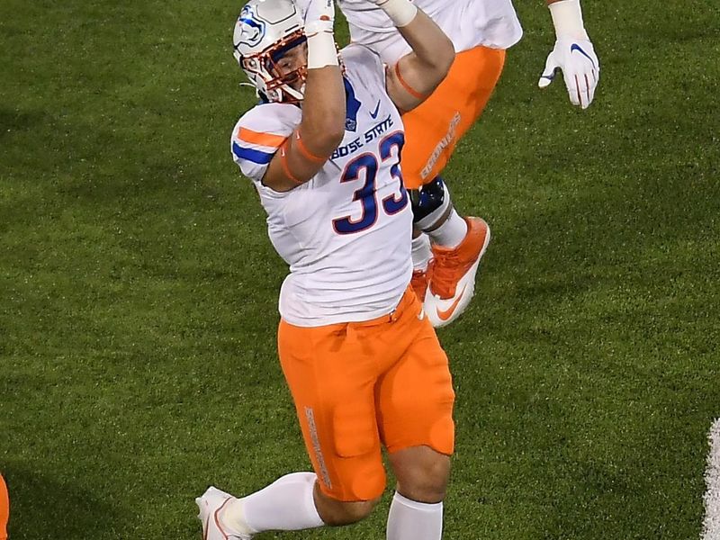 Oct 31, 2020; Colorado Springs, Colorado, USA; Boise State Broncos running back Tyler Crowe (33) makes a catch in the third quarter against the Air Force Falcons at Falcon Stadium. Mandatory Credit: Ron Chenoy-USA TODAY Sports