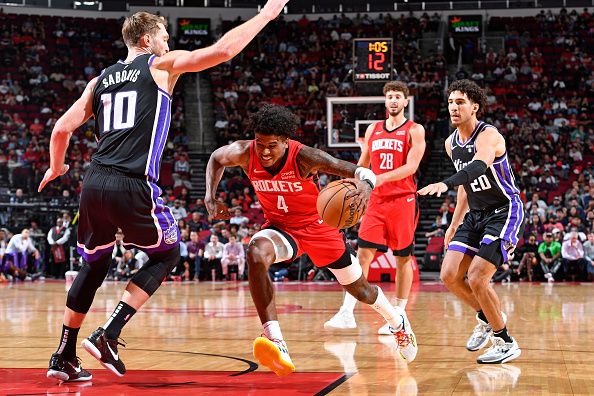 HOUSTON, TX - NOVEMBER 6: Jalen Green #4 of the Houston Rockets drives to the basket during the game against the Sacramento Kings on November 6, 2023 at the Toyota Center in Houston, Texas. NOTE TO USER: User expressly acknowledges and agrees that, by downloading and or using this photograph, User is consenting to the terms and conditions of the Getty Images License Agreement. Mandatory Copyright Notice: Copyright 2023 NBAE (Photo by Logan Riely/NBAE via Getty Images)