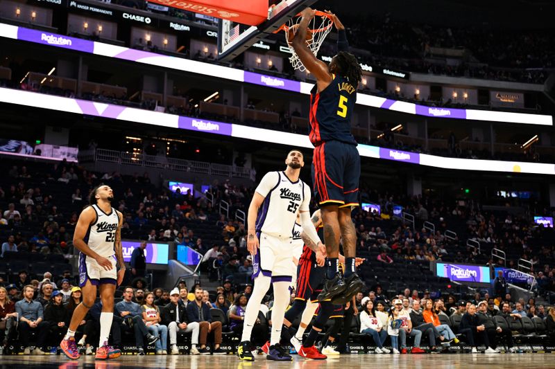 SAN FRANCISCO, CALIFORNIA - JANUARY 05: Kevon Looney #5 of the Golden State Warriors dunks against the Sacramento Kings in the fourth quarter at Chase Center on January 05, 2025 in San Francisco, California. NOTE TO USER: User expressly acknowledges and agrees that, by downloading and or using this photograph, User is consenting to the terms and conditions of the Getty Images License Agreement. (Photo by Eakin Howard/Getty Images)