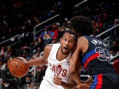 DETROIT, MI - DECEMBER 2:  Evan Mobley #4 of the Cleveland Cavaliers handles the ball during the game against the Detroit Pistons on December 2, 2023 at Little Caesars Arena in Detroit, Michigan. NOTE TO USER: User expressly acknowledges and agrees that, by downloading and/or using this photograph, User is consenting to the terms and conditions of the Getty Images License Agreement. Mandatory Copyright Notice: Copyright 2023 NBAE (Photo by Brian Sevald/NBAE via Getty Images)