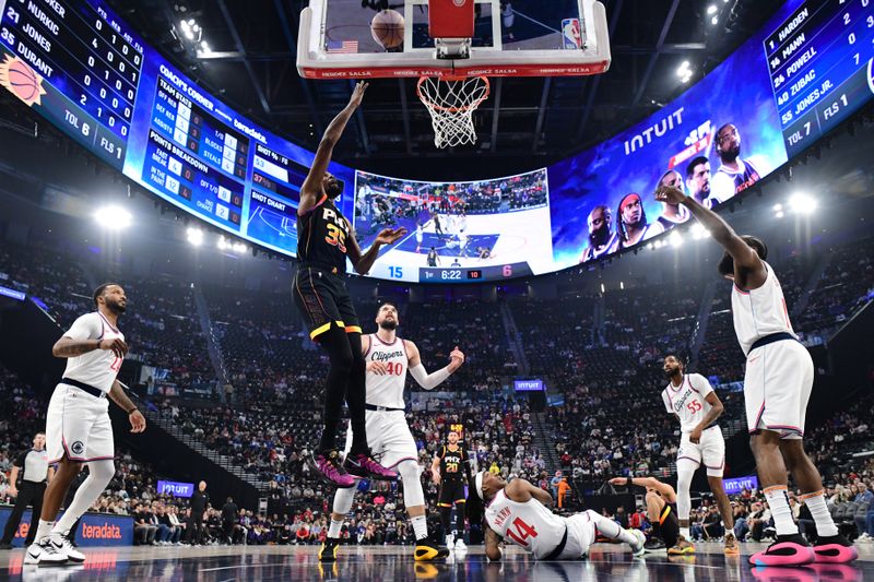 INGLEWOOD, CA - OCTOBER 31: Kevin Durant #35 of the Phoenix Suns shoots the ball during the game against the LA Clippers on October 31, 2024 at Intuit Dome in Los Angeles, California. NOTE TO USER: User expressly acknowledges and agrees that, by downloading and/or using this Photograph, user is consenting to the terms and conditions of the Getty Images License Agreement. Mandatory Copyright Notice: Copyright 2024 NBAE (Photo by Adam Pantozzi/NBAE via Getty Images)