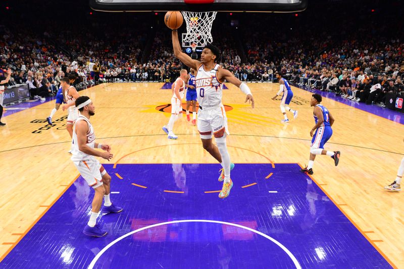 PHOENIX, AZ - NOVEMBER 4: Ryan Dunn #0 of the Phoenix Suns rebounds the ball during the game against the Philadelphia 76ers on November 4, 2024 at Footprint Center in Phoenix, Arizona. NOTE TO USER: User expressly acknowledges and agrees that, by downloading and or using this photograph, user is consenting to the terms and conditions of the Getty Images License Agreement. Mandatory Copyright Notice: Copyright 2024 NBAE (Photo by Kate Frese/NBAE via Getty Images)