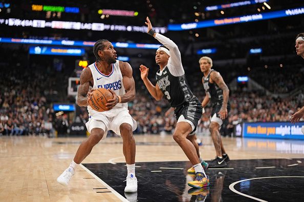 SAN ANTONIO, TX - NOVEMBER 22: Kawhi Leonard #2 of the LA Clippers handles the ball during the game against the San Antonio Spurs on November 22, 2023 at the Frost Bank Center in San Antonio, Texas. NOTE TO USER: User expressly acknowledges and agrees that, by downloading and or using this photograph, user is consenting to the terms and conditions of the Getty Images License Agreement. Mandatory Copyright Notice: Copyright 2023 NBAE (Photos by Darren Carroll/NBAE via Getty Images)