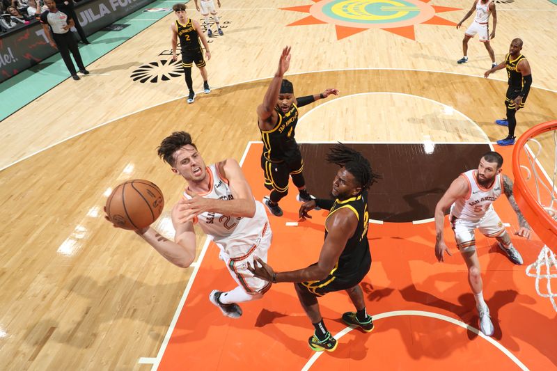 SAN ANTONIO, TX - MARCH 31: Zach Collins #23 of the San Antonio Spurs shoots the ball during the game against the Golden State Warriors on March 31, 2024 at the Frost Bank Center in San Antonio, Texas. NOTE TO USER: User expressly acknowledges and agrees that, by downloading and or using this photograph, user is consenting to the terms and conditions of the Getty Images License Agreement. Mandatory Copyright Notice: Copyright 2024 NBAE (Photos by Joe Murphy/NBAE via Getty Images)