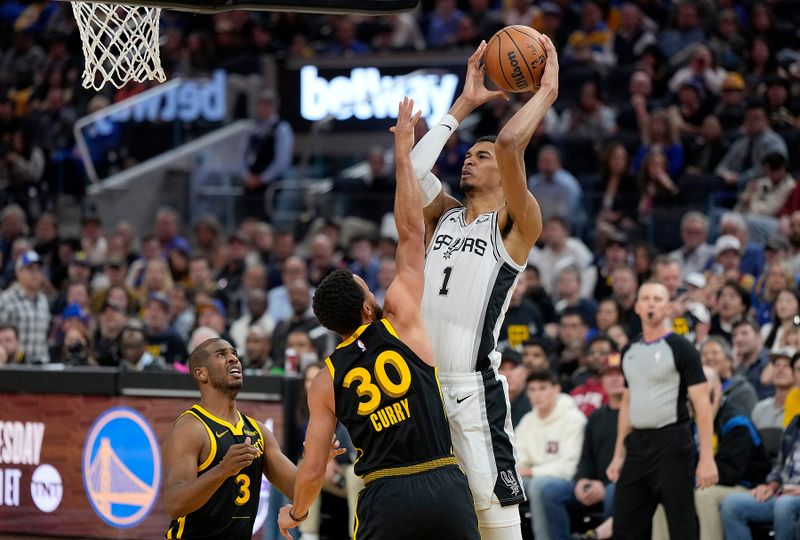 SAN FRANCISCO, CALIFORNIA - NOVEMBER 24: Victor Wembanyama #1 of the San Antonio Spurs shoots the ball against Stephen Curry #30 of the Golden State Warriors during the second quarter of the NBA In-Season Tournament game at Chase Center on November 24, 2023 in San Francisco, California. NOTE TO USER: User expressly acknowledges and agrees that, by downloading and or using this photograph, User is consenting to the terms and conditions of the Getty Images License Agreement. (Photo by Thearon W. Henderson/Getty Images)