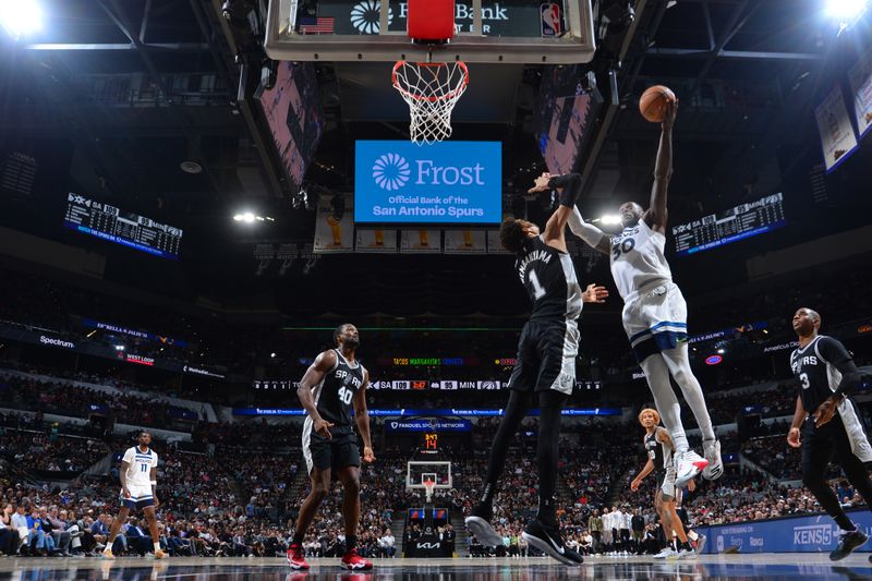 SAN ANTONIO, TX - NOVEMBER 2: Julius Randle #30 of the Minnesota Timberwolves drives to the basket during the game against the San Antonio Spurs on November 2, 2024 at the Frost Bank Center in San Antonio, Texas. NOTE TO USER: User expressly acknowledges and agrees that, by downloading and or using this photograph, user is consenting to the terms and conditions of the Getty Images License Agreement. Mandatory Copyright Notice: Copyright 2024 NBAE (Photos by Michael Gonzales/NBAE via Getty Images)