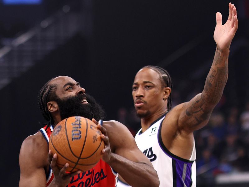 INGLEWOOD, CALIFORNIA - NOVEMBER 22: James Harden #1 of the Los Angeles Clippers drives to the basket against DeMar DeRozan #10 of the Sacramento Kings during the first quarter in the Emirates NBA Cup at Intuit Dome on November 22, 2024 in Inglewood, California. NOTE TO USER: User expressly acknowledges and agrees that, by downloading and or using this photograph, User is consenting to the terms and conditions of the Getty Images License Agreement. (Photo by Katelyn Mulcahy/Getty Images)