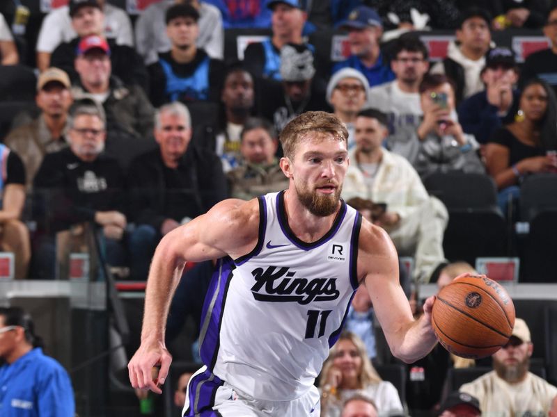 INGLEWOOD, CA - NOVEMBER 22: Domantas Sabonis #11 of the Sacramento Kings dribbles the ball during the game against the LA Clippers during the Emirates NBA Cup game on November 22, 2024 at the Intuit Dome in Los Angeles, California. NOTE TO USER: User expressly acknowledges and agrees that, by downloading and/or using this Photograph, user is consenting to the terms and conditions of the Getty Images License Agreement. Mandatory Copyright Notice: Copyright 2024 NBAE (Photo by Juan Ocampo/NBAE via Getty Images)