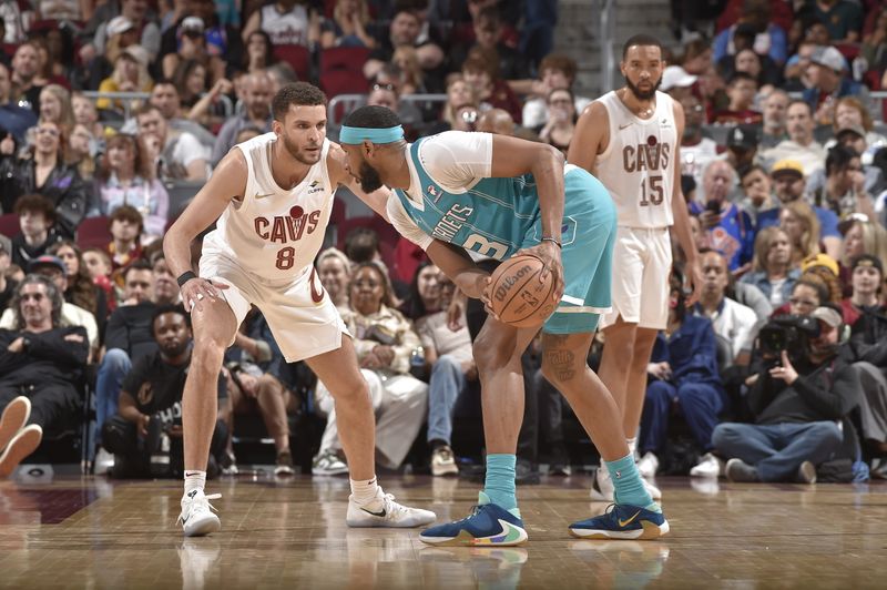 Hornets Buzz into Cleveland to Tangle with Cavaliers in a Strategic Duel