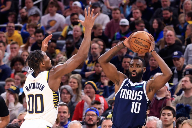 INDIANAPOLIS, INDIANA - FEBRUARY 25: Tim Hardaway Jr. #10 of the Dallas Mavericks looks to pass while defended by Bennedict Mathurin #00 of the Indiana Pacers during the first half at Gainbridge Fieldhouse on February 25, 2024 in Indianapolis, Indiana. NOTE TO USER: User expressly acknowledges and agrees that, by downloading and or using this photograph, User is consenting to the terms and conditions of the Getty Images License Agreement. (Photo by Justin Casterline/Getty Images)