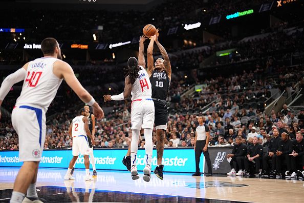 SAN ANTONIO, TX - NOVEMBER 22: Jeremy Sochan #10 of the San Antonio Spurs shoots the ball during the game against the LA Clippers on November 22, 2023 at the Frost Bank Center in San Antonio, Texas. NOTE TO USER: User expressly acknowledges and agrees that, by downloading and or using this photograph, user is consenting to the terms and conditions of the Getty Images License Agreement. Mandatory Copyright Notice: Copyright 2023 NBAE (Photos by Darren Carroll/NBAE via Getty Images)