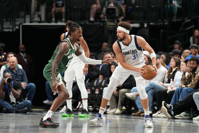 DALLAS, TX - OCTOBER 17: Klay Thompson #31 of the Dallas Mavericks handles the ball during the game against the Milwaukee Bucks during a NBA preseason game on October 17, 2024 at American Airlines Center in Dallas, Texas. NOTE TO USER: User expressly acknowledges and agrees that, by downloading and or using this photograph, User is consenting to the terms and conditions of the Getty Images License Agreement. Mandatory Copyright Notice: Copyright 2024 NBAE (Photo by Glenn James/NBAE via Getty Images)