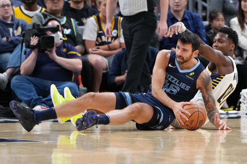 INDIANAPOLIS, INDIANA - OCTOBER 14: John Konchar #46 of the Memphis Grizzlies and Bennedict Mathurin #00 of the Indiana Pacers battle on the floor for a loose ball in the first quarter during a preseason game at Gainbridge Fieldhouse on October 14, 2024 in Indianapolis, Indiana. NOTE TO USER: User expressly acknowledges and agrees that, by downloading and or using this photograph, User is consenting to the terms and conditions of the Getty Images License Agreement. (Photo by Dylan Buell/Getty Images)