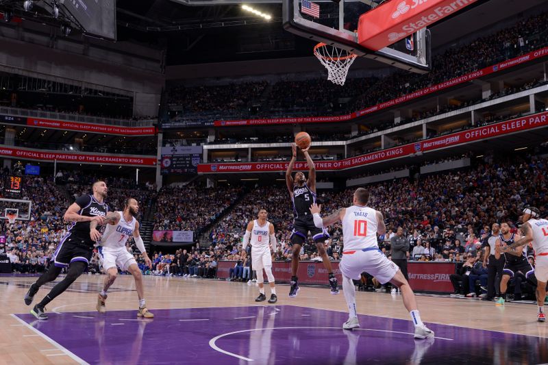 SACRAMENTO, CA - APRIL 2:  De'Aaron Fox #5 of the Sacramento Kings shoots the ball during the game  on April 2, 2024 at Golden 1 Center in Sacramento, California. NOTE TO USER: User expressly acknowledges and agrees that, by downloading and or using this Photograph, user is consenting to the terms and conditions of the Getty Images License Agreement. Mandatory Copyright Notice: Copyright 2024 NBAE (Photo by Rocky Widner/NBAE via Getty Images)