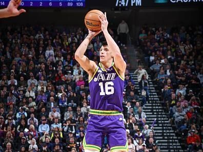 SALT LAKE CITY, UT - DECEMBER 13:  Simone Fontecchio #16 of the Utah Jazz shoots a three point basket during the game  on December 13, 2023 at vivint.SmartHome Arena in Salt Lake City, Utah. NOTE TO USER: User expressly acknowledges and agrees that, by downloading and or using this Photograph, User is consenting to the terms and conditions of the Getty Images License Agreement. Mandatory Copyright Notice: Copyright 2023 NBAE (Photo by Melissa Majchrzak/NBAE via Getty Images)