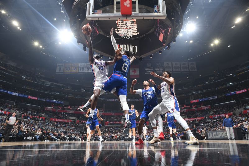 LOS ANGELES, CA - JANUARY 17: Shake Milton #18 of the Philadelphia 76ers drives to the basket during the game against the LA Clippers on January 17, 2023 at Crypto.Com Arena in Los Angeles, California. NOTE TO USER: User expressly acknowledges and agrees that, by downloading and/or using this Photograph, user is consenting to the terms and conditions of the Getty Images License Agreement. Mandatory Copyright Notice: Copyright 2023 NBAE (Photo by Adam Pantozzi/NBAE via Getty Images)