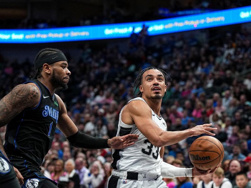 DALLAS, TX - FEBRUARY 14: Tre Jones #33 of the San Antonio Spurs drives to the basket during the game against the Dallas Mavericks on February 14, 2024 at the American Airlines Center in Dallas, Texas. NOTE TO USER: User expressly acknowledges and agrees that, by downloading and or using this photograph, User is consenting to the terms and conditions of the Getty Images License Agreement. Mandatory Copyright Notice: Copyright 2024 NBAE (Photo by Glenn James/NBAE via Getty Images)