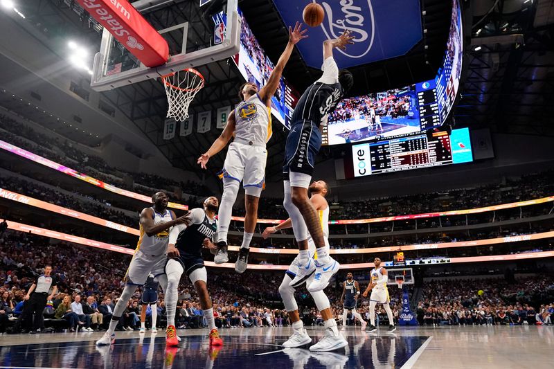 DALLAS, TEXAS - APRIL 05: Trayce Jackson-Davis #32 of the Golden State Warriors blocks a shot from Derrick Jones Jr. #55 of the Dallas Mavericks during the first half at American Airlines Center on April 05, 2024 in Dallas, Texas. NOTE TO USER: User expressly acknowledges and agrees that, by downloading and or using this photograph, User is consenting to the terms and conditions of the Getty Images License Agreement. (Photo by Sam Hodde/Getty Images)