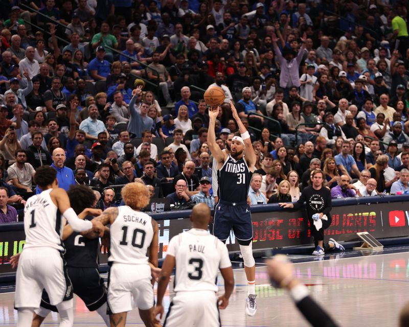 DALLAS, TX - OCTOBER 24: Klay Thompson #31 of the Dallas Mavericks shoots a three point basket during the game against the San Antonio Spurs on October 24, 2024 at American Airlines Center in Dallas, Texas. NOTE TO USER: User expressly acknowledges and agrees that, by downloading and or using this photograph, User is consenting to the terms and conditions of the Getty Images License Agreement. Mandatory Copyright Notice: Copyright 2024 NBAE (Photo by Tim Heitman/NBAE via Getty Images)