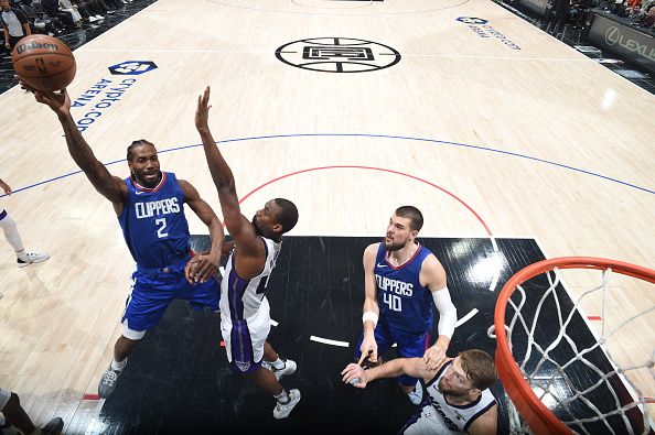 LOS ANGELES, CA - DECEMBER 12: Kawhi Leonard #2 of the LA Clippers shoots the ball during the game against the Sacramento Kings on December 12, 2023 at Crypto.Com Arena in Los Angeles, California. NOTE TO USER: User expressly acknowledges and agrees that, by downloading and/or using this Photograph, user is consenting to the terms and conditions of the Getty Images License Agreement. Mandatory Copyright Notice: Copyright 2023 NBAE (Photo by Adam Pantozzi/NBAE via Getty Images)