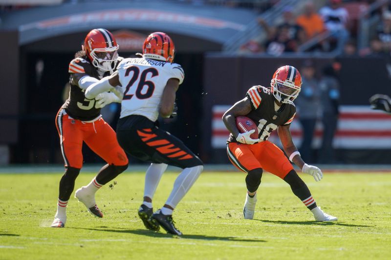 Cleveland Browns Jaelon Darden (16) returns a punt in the first half of an NFL football game against the Cincinnati Bengals, Sunday, Oct. 20, 2024, in Cleveland. (AP Photo/Sue Ogrocki)