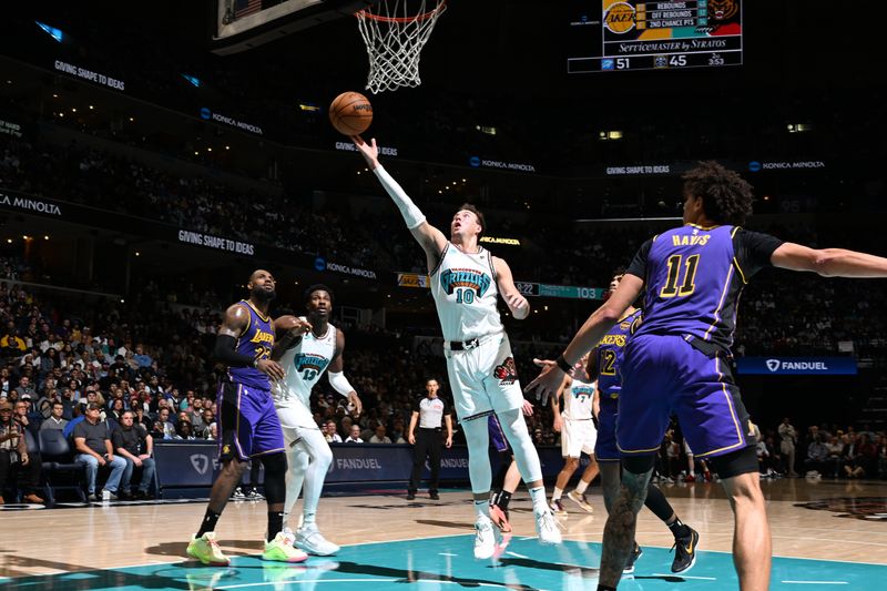 MEMPHIS, TN - NOVEMBER 6: Luke Kennard #10 of the Memphis Grizzlies drives to the basket during the game against the Los Angeles Lakers on November 6, 2024 at FedExForum in Memphis, Tennessee. NOTE TO USER: User expressly acknowledges and agrees that, by downloading and or using this photograph, User is consenting to the terms and conditions of the Getty Images License Agreement. Mandatory Copyright Notice: Copyright 2024 NBAE (Photo by Grant Burke/NBAE via Getty Images)