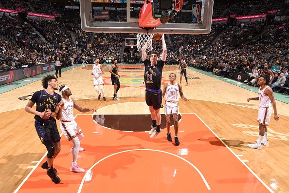 SAN ANTONIO, TX - DECEMBER 15:  Colin Castleton #14 of the Los Angeles Lakers goes to the basket during the game on December 15, 2023 at the Frost Bank Center in San Antonio, Texas. NOTE TO USER: User expressly acknowledges and agrees that, by downloading and or using this photograph, user is consenting to the terms and conditions of the Getty Images License Agreement. Mandatory Copyright Notice: Copyright 2023 NBAE (Photos by Andrew D. Bernstein/NBAE via Getty Images)