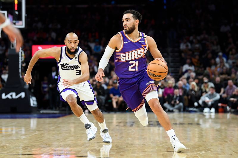 PHOENIX, ARIZONA - NOVEMBER 10: Tyus Jones #21 of the Phoenix Suns dribbles the ball past Jordan McLaughlin #3 of the Sacramento Kings during the second half of the NBA game at Footprint Center on November 10, 2024 in Phoenix, Arizona. NOTE TO USER: User expressly acknowledges and agrees that, by downloading and/or using this photograph, user is consenting to the terms and conditions of the Getty Images License Agreement.  (Photo by Kelsey Grant/Getty Images)