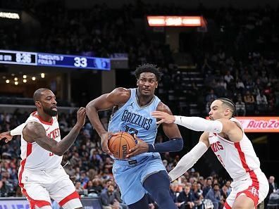 MEMPHIS, TENNESSEE - DECEMBER 15: Jaren Jackson Jr. #13 of the Memphis Grizzlies drives to the basket against Dillon Brooks #9 of the Houston Rockets during the first half at FedExForum on December 15, 2023 in Memphis, Tennessee. NOTE TO USER: User expressly acknowledges and agrees that, by downloading and or using this photograph, User is consenting to the terms and conditions of the Getty Images License Agreement. (Photo by Justin Ford/Getty Images)