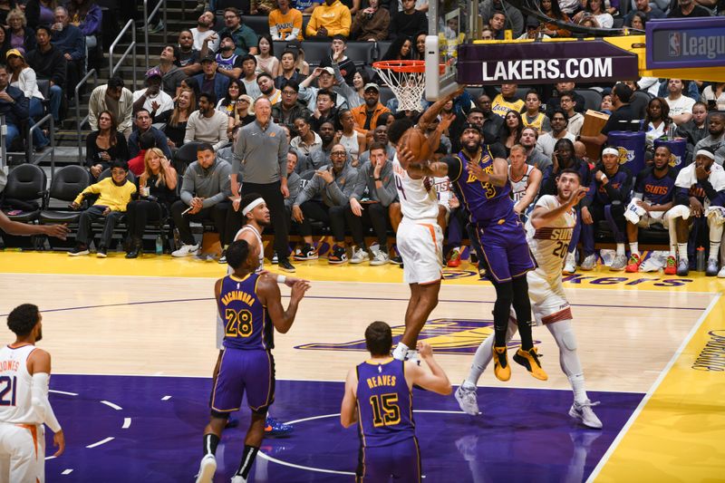 LOS ANGELES, CA - OCTOBER 25: Anthony Davis #3 of the Los Angeles Lakers shoots the ball during the game against the Phoenix Suns on October 25, 2024 at Crypto.Com Arena in Los Angeles, California. NOTE TO USER: User expressly acknowledges and agrees that, by downloading and/or using this Photograph, user is consenting to the terms and conditions of the Getty Images License Agreement. Mandatory Copyright Notice: Copyright 2024 NBAE (Photo by Adam Pantozzi/NBAE via Getty Images)