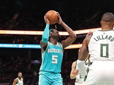 CHARLOTTE, NC - NOVEMBER 17: Mark Williams #5 of the Charlotte Hornets drives to the basket during the game against the Milwaukee Bucks during the In-Season Tournament on November 17, 2023 at Spectrum Center in Charlotte, North Carolina. NOTE TO USER: User expressly acknowledges and agrees that, by downloading and or using this photograph, User is consenting to the terms and conditions of the Getty Images License Agreement.  Mandatory Copyright Notice:  Copyright 2023 NBAE (Photo by Brock Williams-Smith/NBAE via Getty Images)