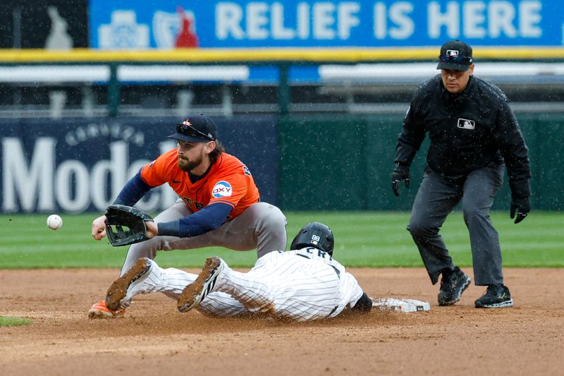May 4, 2025; Chicago, Illinois, USA; Chicago White Sox center fielder Luis Robert Jr. (88) steals second base against Houston Astros second baseman Brendan Rodgers (1) during the sixth inning at Rate Field. Mandatory Credit: Kamil Krzaczynski-Imagn Images
