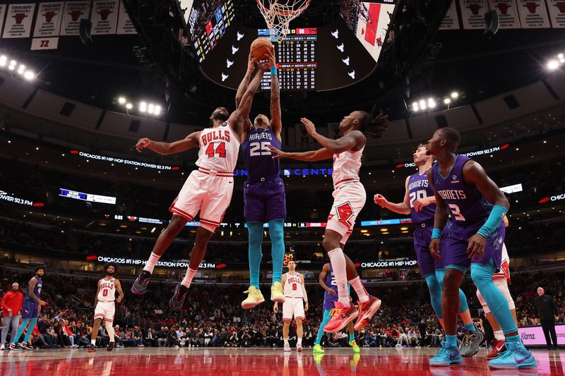 CHICAGO, ILLINOIS - DECEMBER 06: Patrick Williams #44 of the Chicago Bulls and P.J. Washington #25 of the Charlotte Hornets battle for control of a rebound during the second half at the United Center on December 06, 2023 in Chicago, Illinois. NOTE TO USER: User expressly acknowledges and agrees that, by downloading and or using this photograph, User is consenting to the terms and conditions of the Getty Images License Agreement.  (Photo by Michael Reaves/Getty Images)