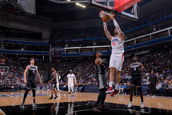 SACRAMENTO, CA - OCTOBER 22: Ivica Zubac #40 of the LA Clippers dunks the ball during the game against the Sacramento Kings on October 22, 2022 at Golden 1 Center in Sacramento, California. NOTE TO USER: User expressly acknowledges and agrees that, by downloading and or using this Photograph, user is consenting to the terms and conditions of the Getty Images License Agreement. Mandatory Copyright Notice: Copyright 2022 NBAE (Photo by Rocky Widner/NBAE via Getty Images)