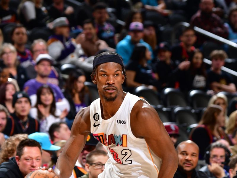 PHOENIX, AZ - JANUARY 6: Jimmy Butler #22 of the Miami Heat drives to the basket during the game against the Phoenix Suns on January 6, 2023 at Footprint Center in Phoenix, Arizona. NOTE TO USER: User expressly acknowledges and agrees that, by downloading and or using this photograph, user is consenting to the terms and conditions of the Getty Images License Agreement. Mandatory Copyright Notice: Copyright 2022 NBAE (Photo by Barry Gossage/NBAE via Getty Images)