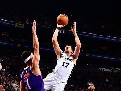 PHOENIX, AZ - NOVEMBER 2: Doug McDermott #17 of the San Antonio Spurs shoots the ball during the game against the Phoenix Suns on November 2, 2023 at Footprint Center in Phoenix, Arizona. NOTE TO USER: User expressly acknowledges and agrees that, by downloading and or using this photograph, user is consenting to the terms and conditions of the Getty Images License Agreement. Mandatory Copyright Notice: Copyright 2023 NBAE (Photo by Barry Gossage/NBAE via Getty Images)